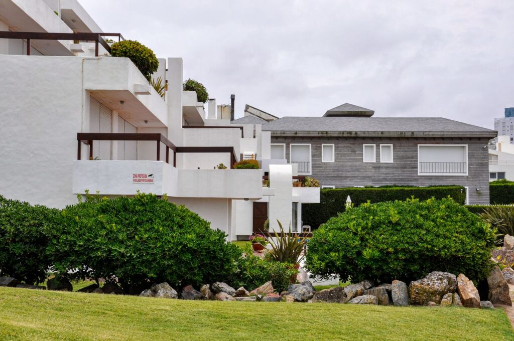 Contemporary building and lush garden in Punta del Este, Uruguay, showcasing urban design and greenery.